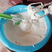 Tambahkan terigu, baking powder dan soda kue. Mixer kecepatan rendah asal rata saja.