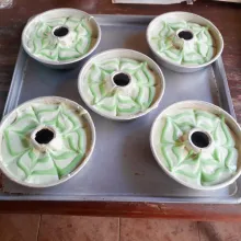 Olesi loyang tulban diameter 12 cm dengan carlo. Tuang adonan setinggi 3/4 loyang. Ambil 2 sdm adonan, tambahkan pewarna, aduk rata, untuk membuat motif sesuai selera.