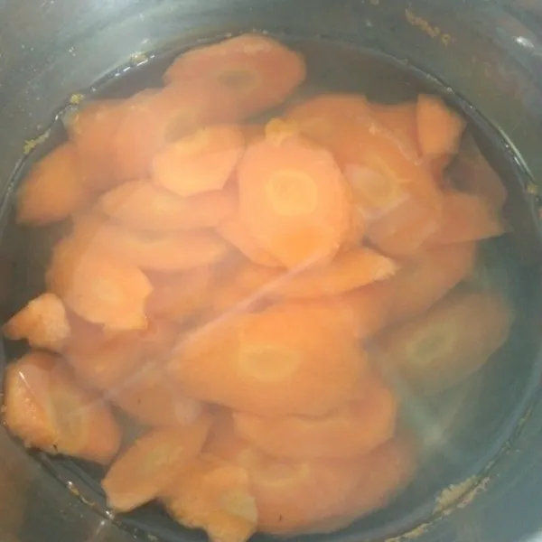 Rebus irisan wortel hingga setengah matang, angkat dan tiriskan