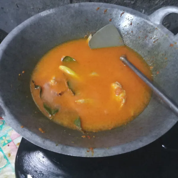 Tuang air, biarkan mendidih. Bumbui dengan garam, gula merah dan kaldu bubuk. Masak hingga ayam empuk.
