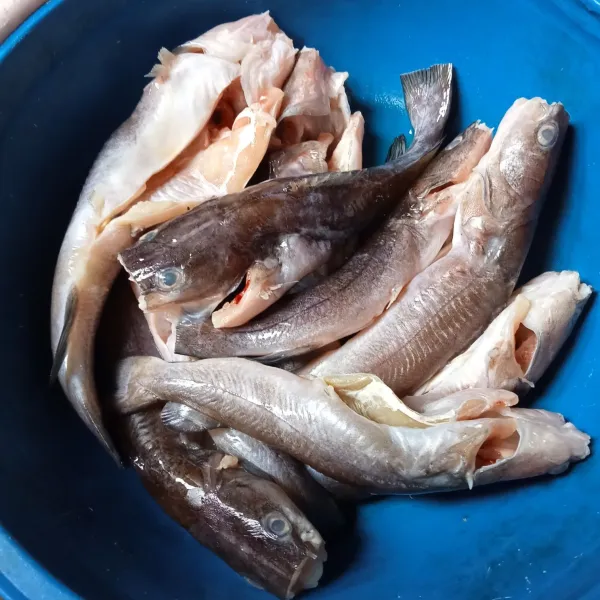 Lumuri ikan baung dengan jeruk nipis, diamkan 15 menit dan cuci bersih.