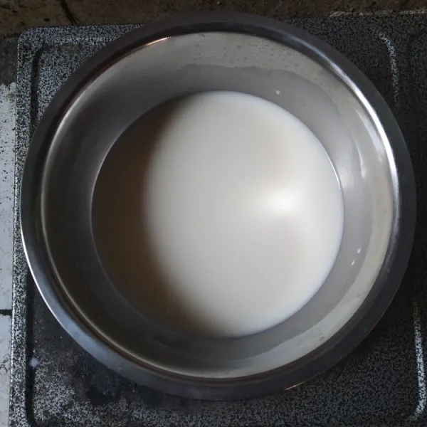 Larutkan tepung maizena, susu kental manis, garam dengan susu cair hingga benar-benar larut.