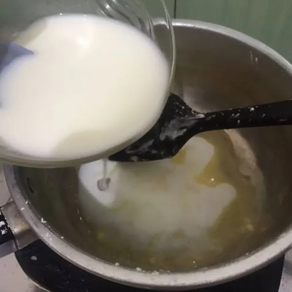 Kemudian masukkan susu cair, garam, gula dan vanili bubuk. Aduk rata.