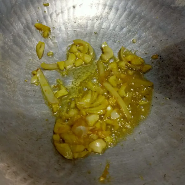 Panaskan margarine, tumis bawang putih dan bawang bombay sampai harum.