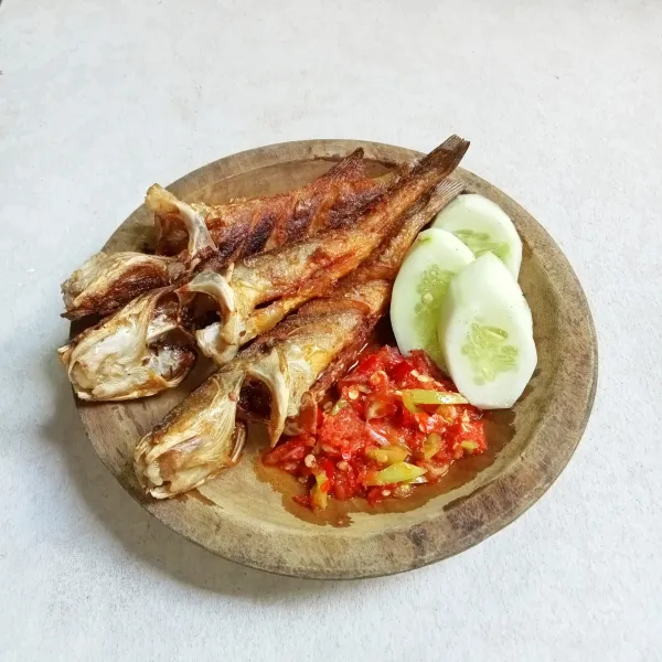 Sajikan ikan dengan sambal, selamat mencoba.