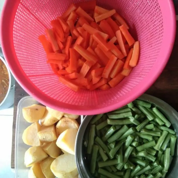 Cuci bersih wortel, buncis dan potong-potong. Potong kentang goreng sebentar saja agar ketang tidak hancur.