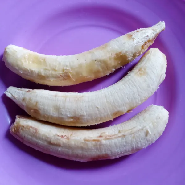 Siapkan pisang lalu kupas.