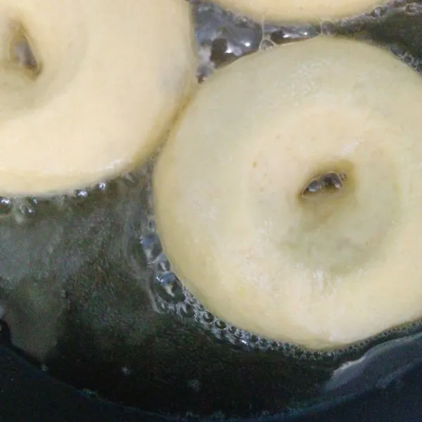 Goreng satu kali balik, minyak panas tapi api kecil banget ya biar matang sampe ke dalam. Jika sudah dingin beri glaze rasa greentea.