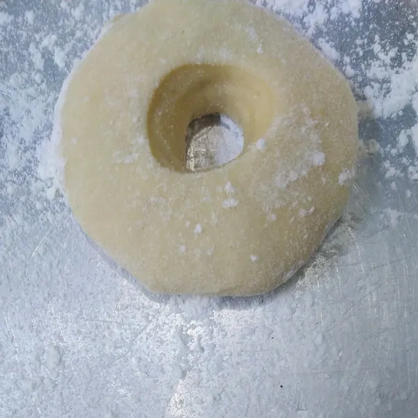 Ambil, satu bagian. Bentuk. Lumuri tepung terigu agar tidak lengket. Proofing lagi hingga mengembang 2 kali lipat.