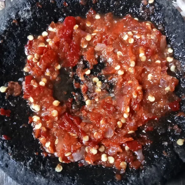Ulek cabai, bawang merah, garam, gula pasir dan kaldu jamur.