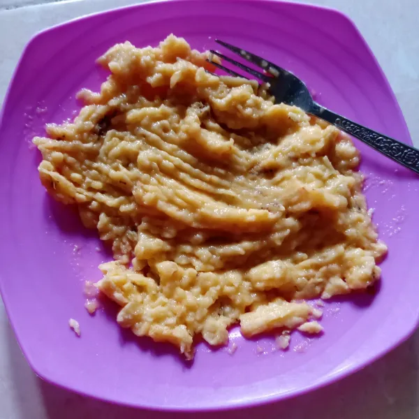 Haluskan pisang dengan garpu.
