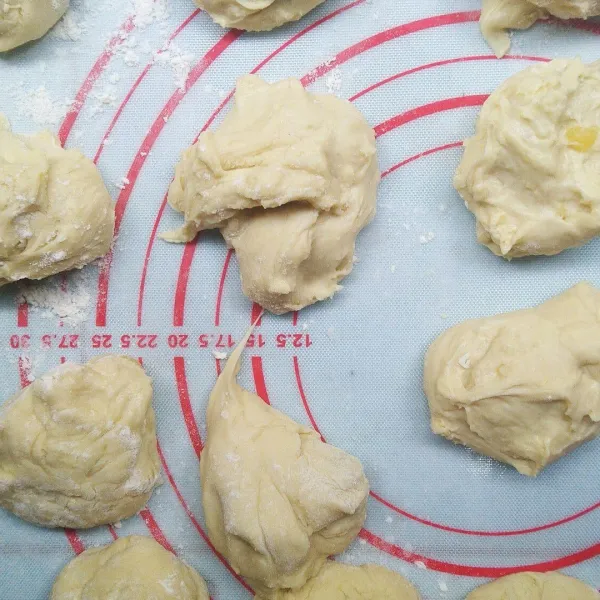 Kempeskan. Bagi adonan berat sesuai selera. Kalo aku 45-50 gr ya sebiji.