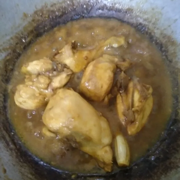 Kemudian masukkan ayam, masak sambil diaduk sampai ayam berubah warna, lalu masukkan air, garam, kaldu jamur dan kecap. Masak sampai ayam matang, jangan lupa tes rasa