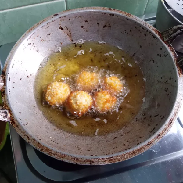 Goreng sampai kuning keemasan, tiriskan. Lalu tusuki pisang dengan tusuk sate.
