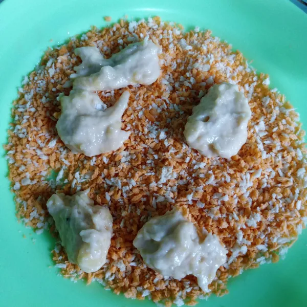 Ambil sesendok teh, gulingkan di tepung panko, bentuk bulat-bulat.