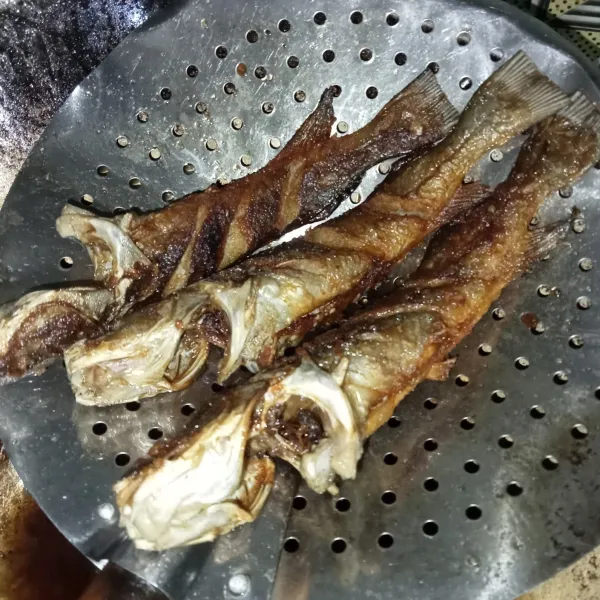 Lalu goreng ikan hingga matang, tiriskan.