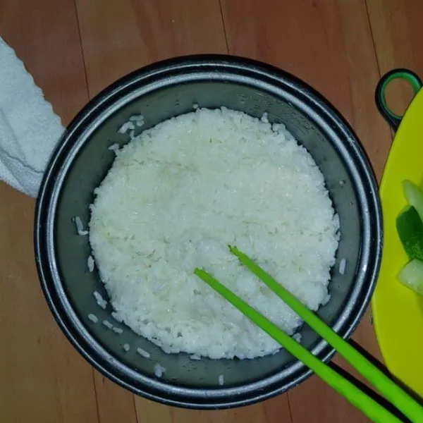 Beri sedikit lebih banyak air pada nasi, sehingga teksturnya lebih lembut. Setelah matang, beri campuran air mirin
