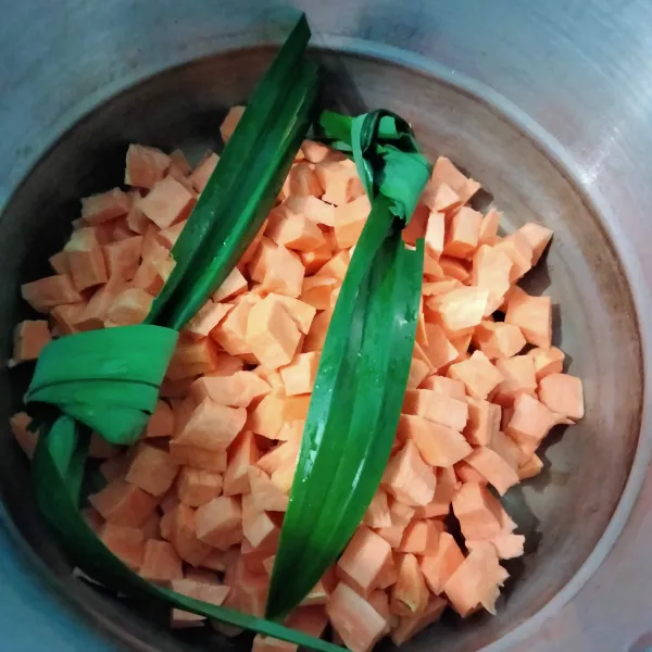 Siapkan wadah masukan ubi, daun pandan dan garam