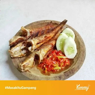 Proses memasak Rica-Rica Ikan Baung dengan bumbu yang harum