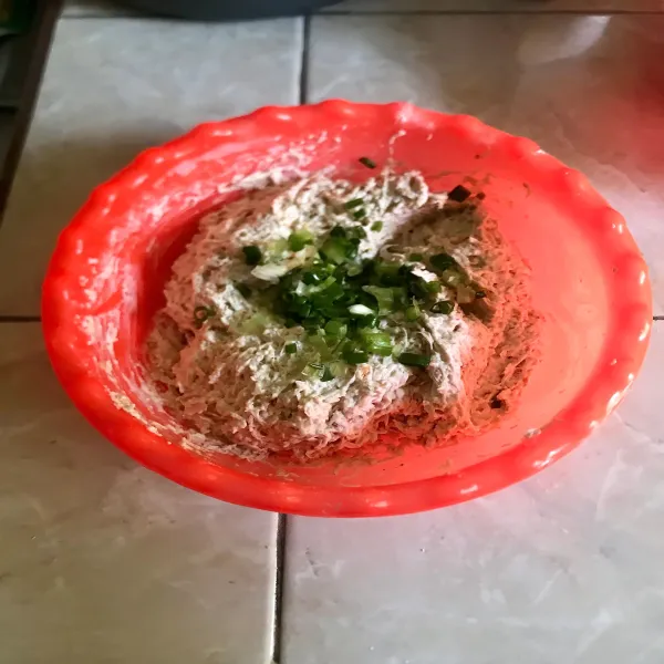 Masukkan bawang goreng dan daun bawang lalu aduk hingga rata.