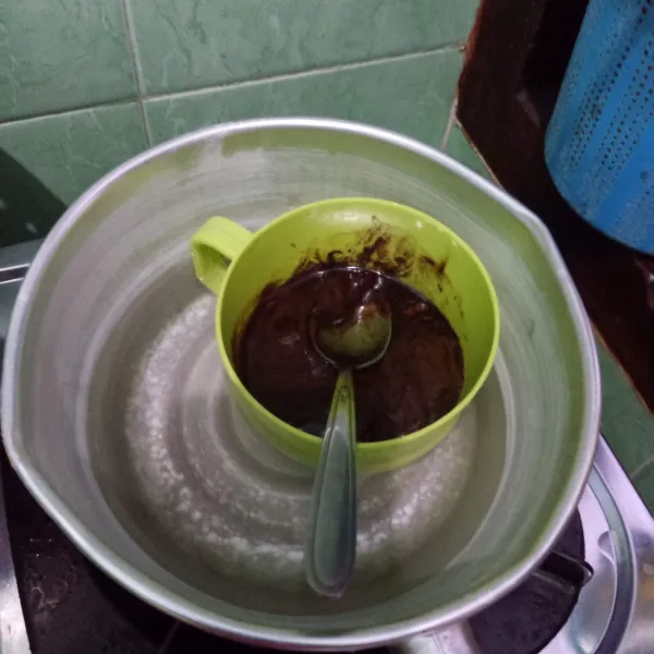 Tim cokelat dan margarin sampai mencair.