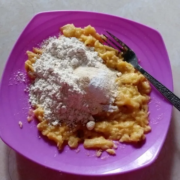 Tambahkan terigu, susu bubuk, gula halus dan baking soda.