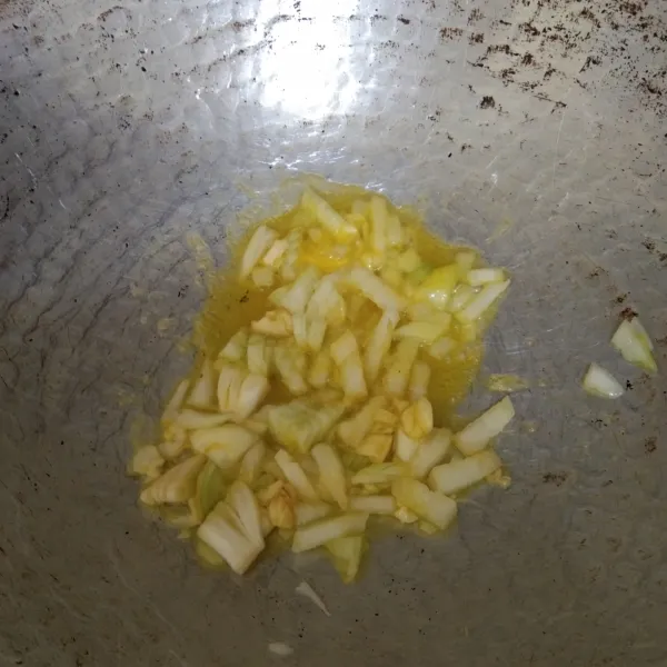 panaskan margarin, tumis bawang putih dan bawang bombay hingga harum.