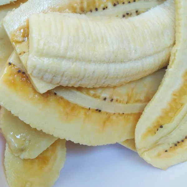 Potong tipis memanjang pisang.