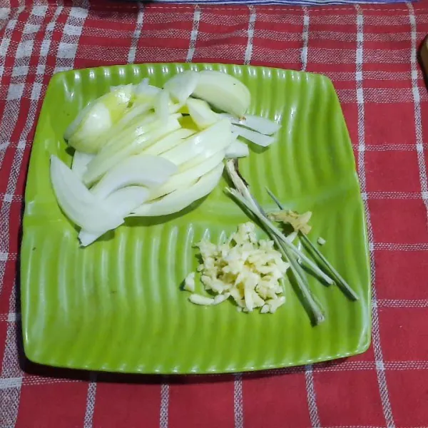 Potong bawang bombay dan bawang putih.