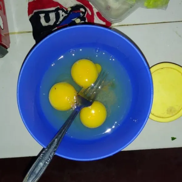 Kocok telur dan beri garam sebagai rasa