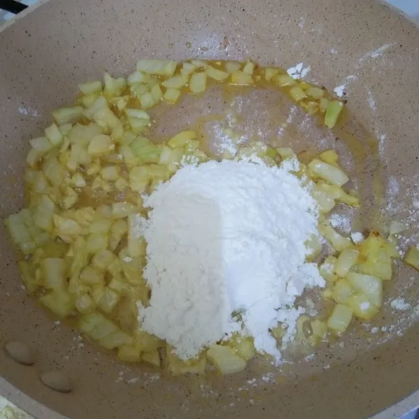 Masukan tepung terigu, aduk cepat masak hingga terigu berubah warna