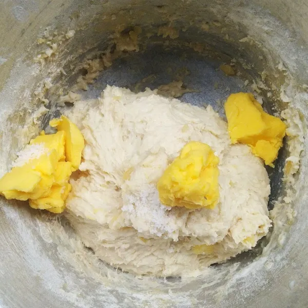 Masukkan margarin dan garam. Ulen hingga kalis elastis