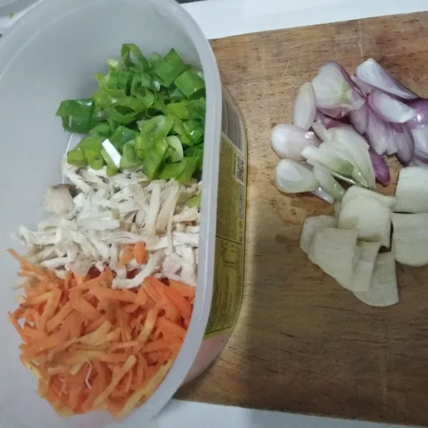 Siapkan bahan, serut wortel, suwir-suwir ayam, dan iris tipis-tipis daun bawang dan duo bawang.