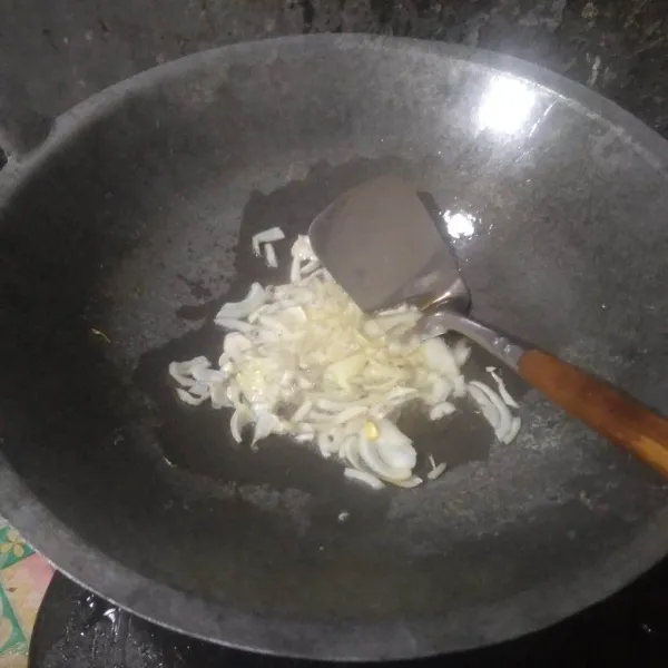 Panaskan minyak, tumis bawang bombay dan bawang putih hingga harum.