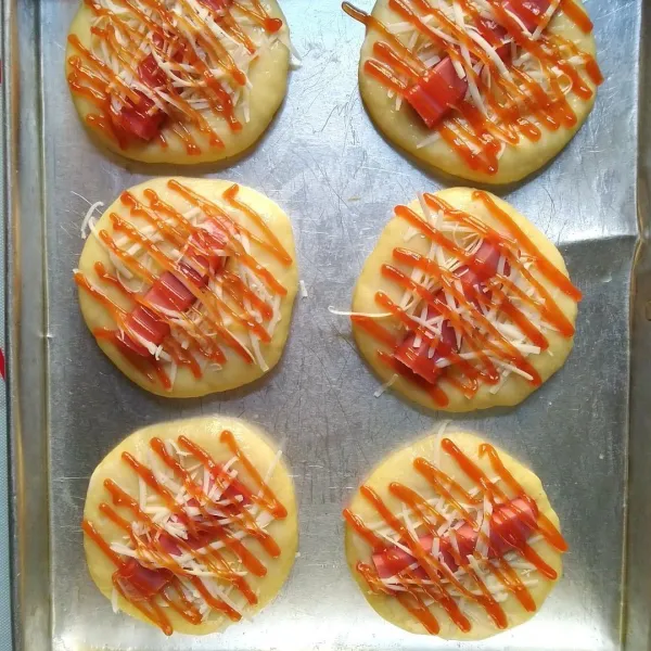 Tambahkan saos dan parsley. Proofing lagi sampe dua kali lipat mengembang. Oven hingga matang