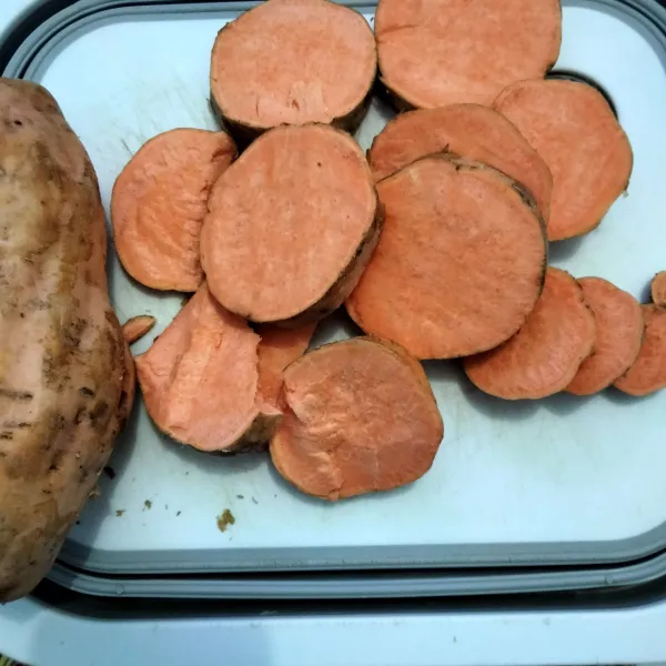 Potong ubi menjadi kecil dan bersihkan