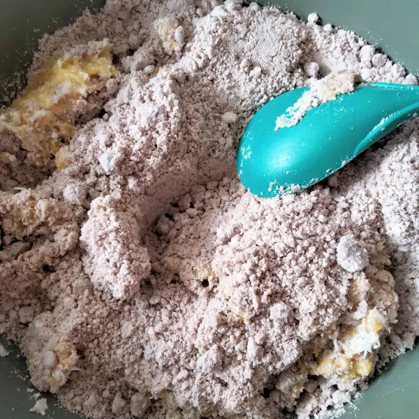Masukan tepung sagu, aduk rata hingga adonan tidak encer maupun padat