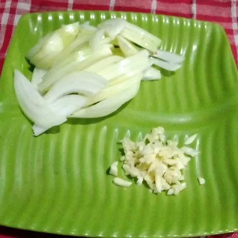 Siapkan bawang putih dan bombay.