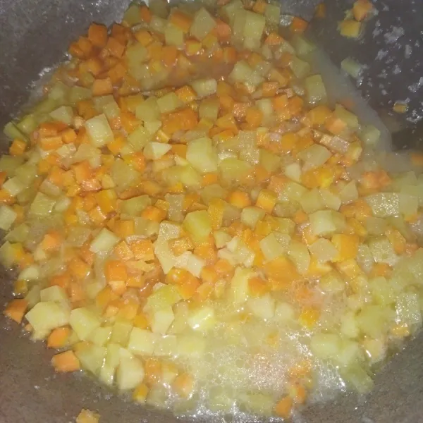lalu masukkan wortel, kentang dan air, masak hingga wortel dan kentang matang serta airnya habis.