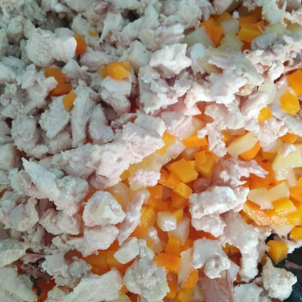 Masukkan wortel, kentang, dan ayam yang sudah dipotong dadu dan direbus sampe empuk.