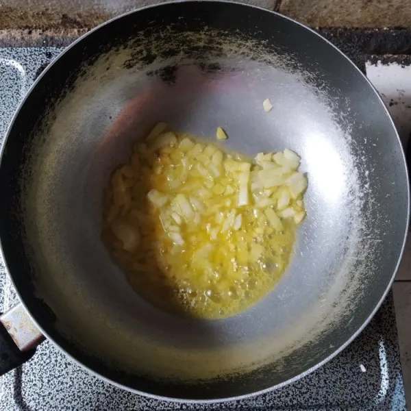 Lelehkan margarin, tumis bombay yang sudah dirajang halus hingga harum.