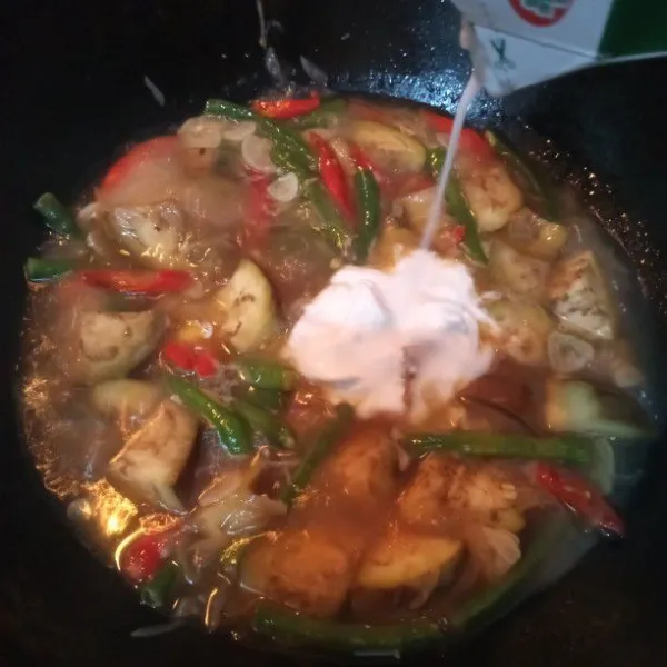 Tuang santan instan, aduk rata. Tes rasa.
