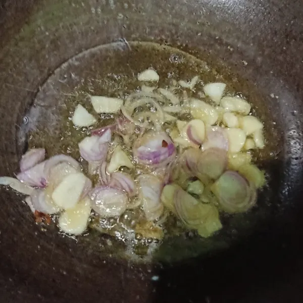 Siapkan wajan, lalu beri minyak goreng. Setelah panas minyak, masukkan irisan bawang dan oseng sampai tercium harum.