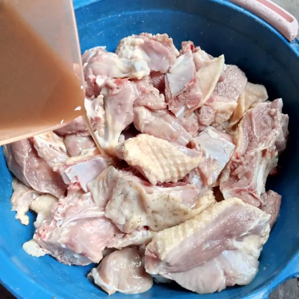 Marinasi daging bebek dengan air asam jawa, diamkan sekitar 15 menit.