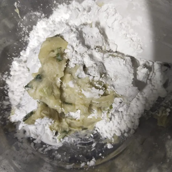 Setelah adonan mengental masukkan tepung tapioka, aduk hingga kalis
