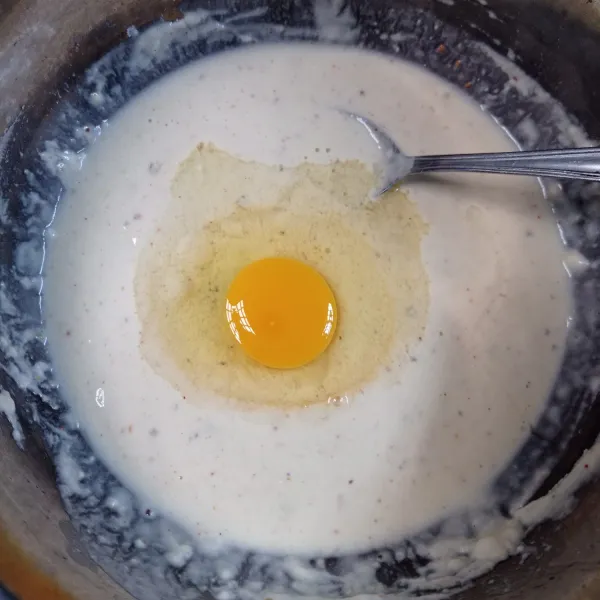 Tambahkan telur, aduk kembali sampai tercampur rata.