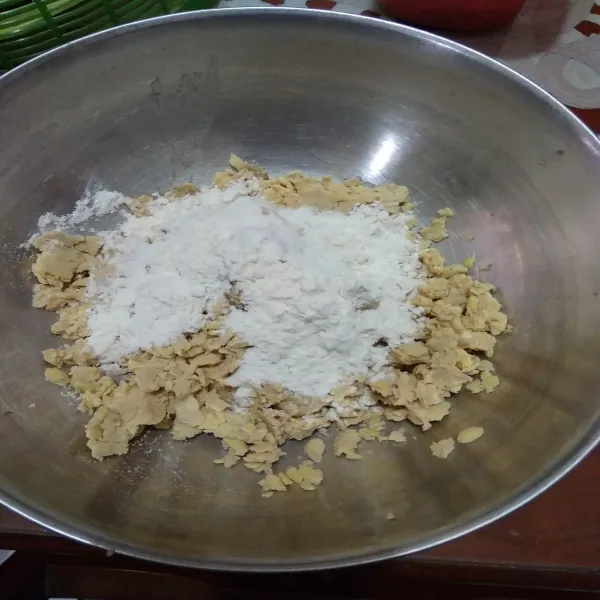 Hancurkan tempe kukus, tambahkan bumbu halus dan tepung terigu. Uleni hingga terbentuk adonan. Bagi menjadi 2 bagian adonan, setelah itu bentuk pipih bulat.