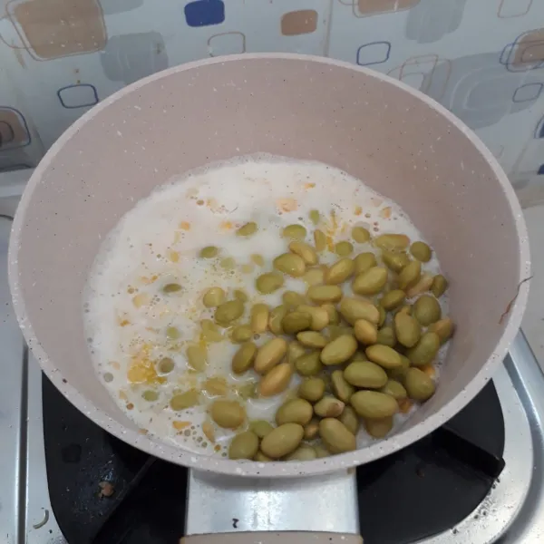 Kemudian edamame. Aduk rata. Sajikan dengan parutan keju.