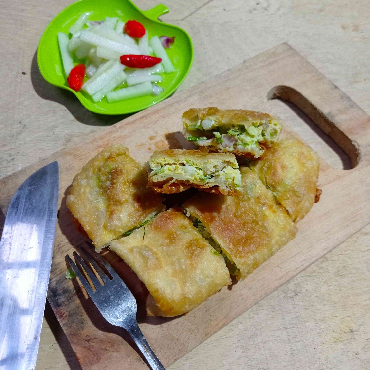 Martabak telur rumahan yang telah digoreng dan siap disajikan