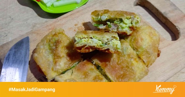 Martabak telur rumahan yang telah digoreng dan siap disajikan